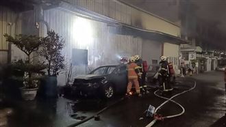 颱風夜不平靜⋯工廠陷火海！2車燒成廢鐵