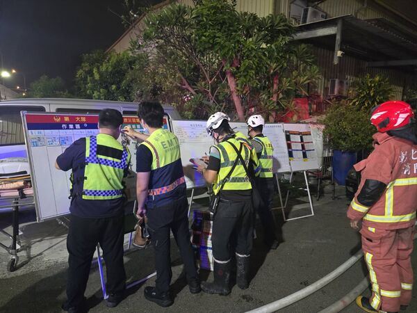 消防人員部署水線進行灌救，並出動救災機器人協助滅火。（圖／翻攝畫面）