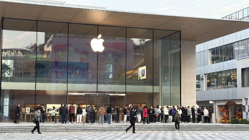 蘋果首款摺疊手機iPhone Duo 23日發售,中國的蘋果門市提早2小時開門迎客。圖為23日上午7時許,蘋果的北京三里屯門市已有消費者排隊