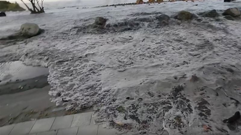 台東海水狂湧淹馬路！路邊機車整排全倒