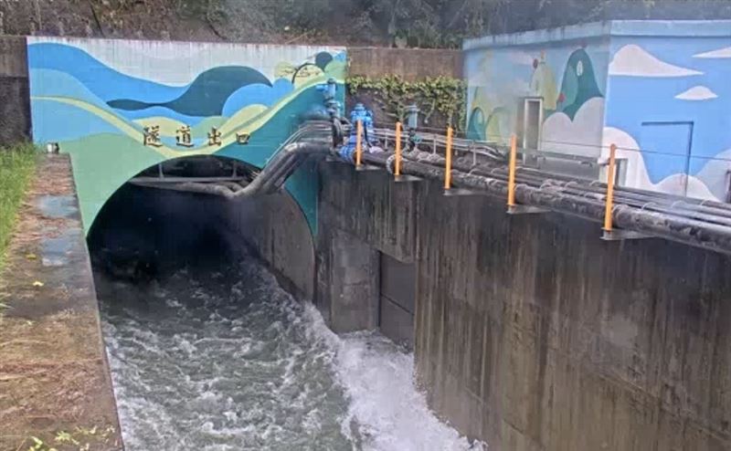 阿姆坪防淤隧道進行沖淤。(圖/翻攝畫面)