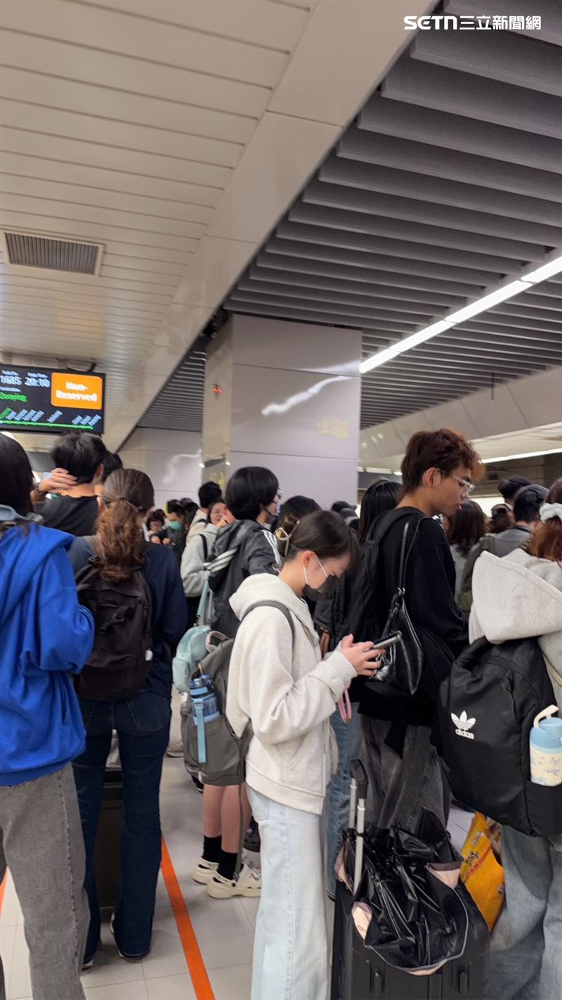 昨晚高鐵南港站也湧現南下人潮。（圖／讀者提供）
