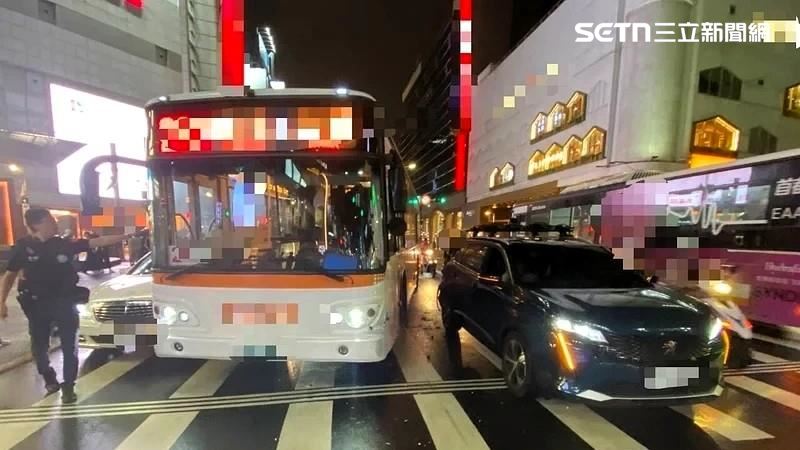 捷運中山站外傳事故　公車右切追撞2轎車