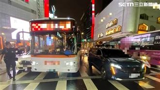 捷運中山站外傳事故　公車右切追撞2轎車