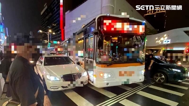北市捷運中山站4號出口前發生公車追撞2轎車事故。（圖／翻攝畫面）