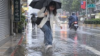 颱風天踩積水！5症狀快就醫 腳發白別猛刷