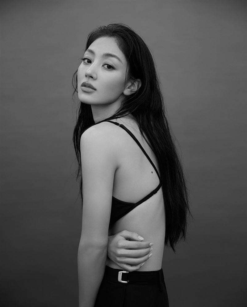 韓國女團TWICE隊長志效離開JYP自立門戶後,首度公開全新形象照。(圖/翻攝自IG @_zyozyo)