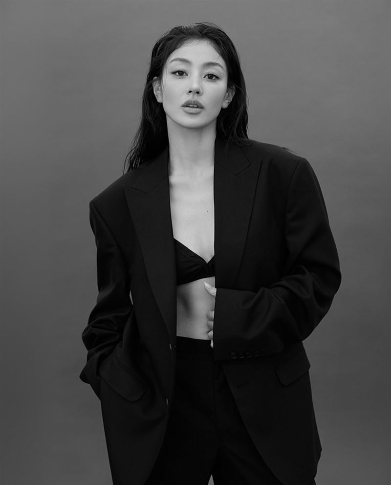 韓國女團TWICE隊長志效離開JYP自立門戶後,首度公開全新形象照。(圖/翻攝自IG @_zyozyo)