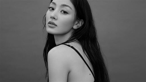 TWICE志效告別JYP　形象照穿黑色Bra辣翻
