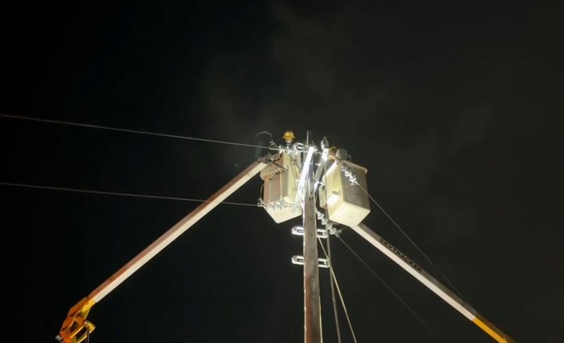 台電緊急出動203人,漏夜搶修掉落的電線。(圖/台電提供)
