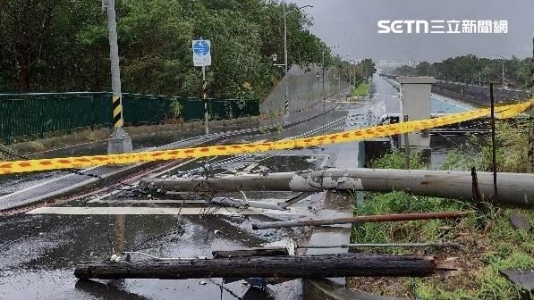 中颱薔琵來勢洶洶　大度路二段電線杆倒塌