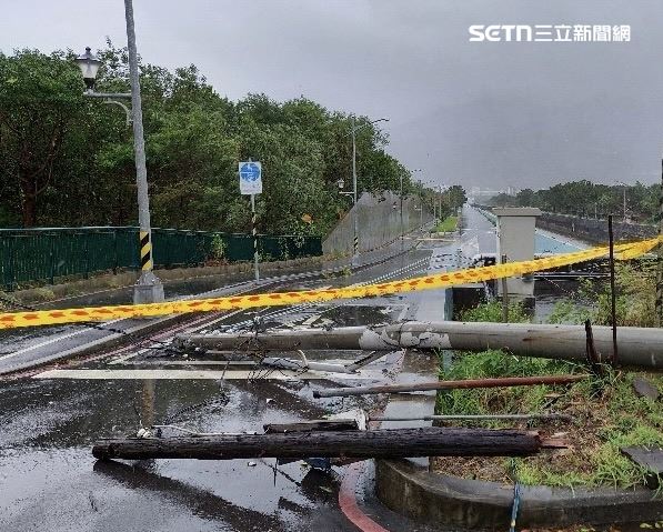 台北市大度路及大度路二段口發生電線杆倒塌事件。(圖/翻攝畫面)