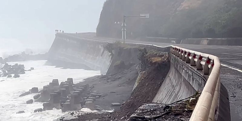 颱風薔琵逼近,台東22日起海面風浪增強,23日上午南迴公路多良路段北上車道外側路基流失。(民眾提供)