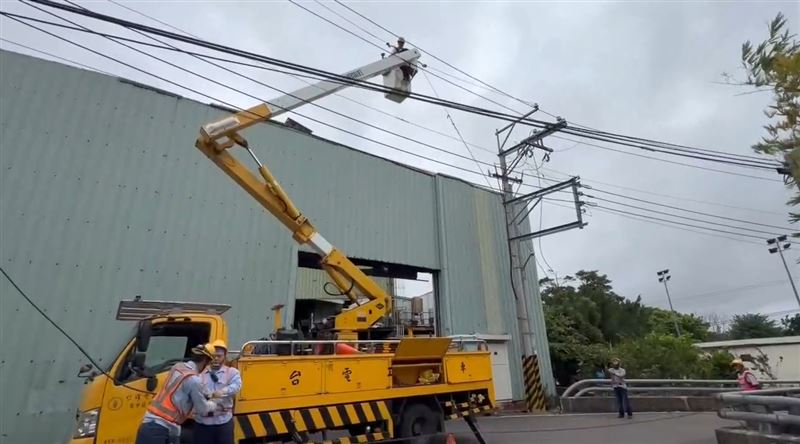 薔琵颱風12級強風吹倒路樹,造成台中多處停電,台電人員搶修中。(圖/台電提供)
