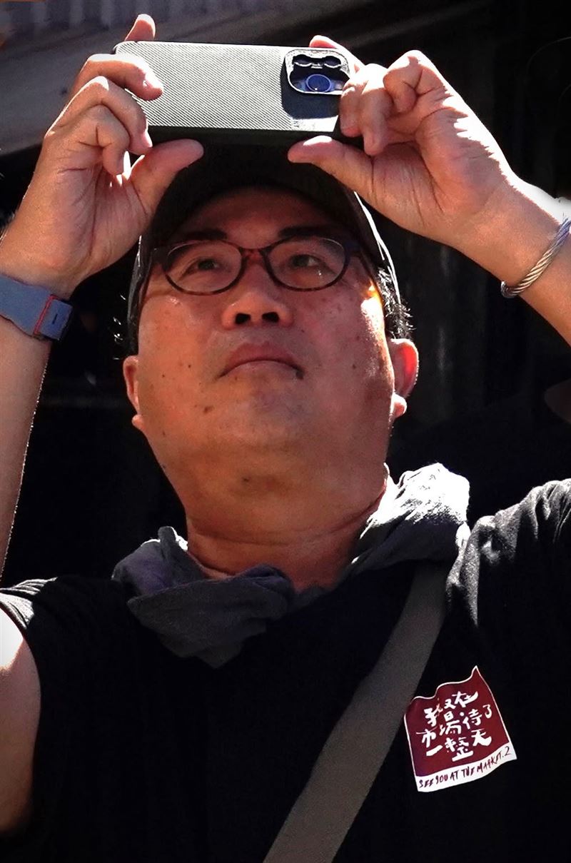 劉志雄領獎下台後,突爆身體不適送醫。(圖/翻攝自公視粉絲團臉書)