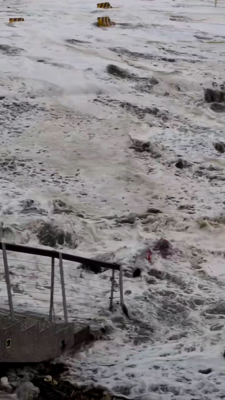 男子騎車經過已淹水的台東海濱公園時,人車被突來的大浪擊沉,騎士瞬間被海水滅頂。(圖/翻攝畫面)