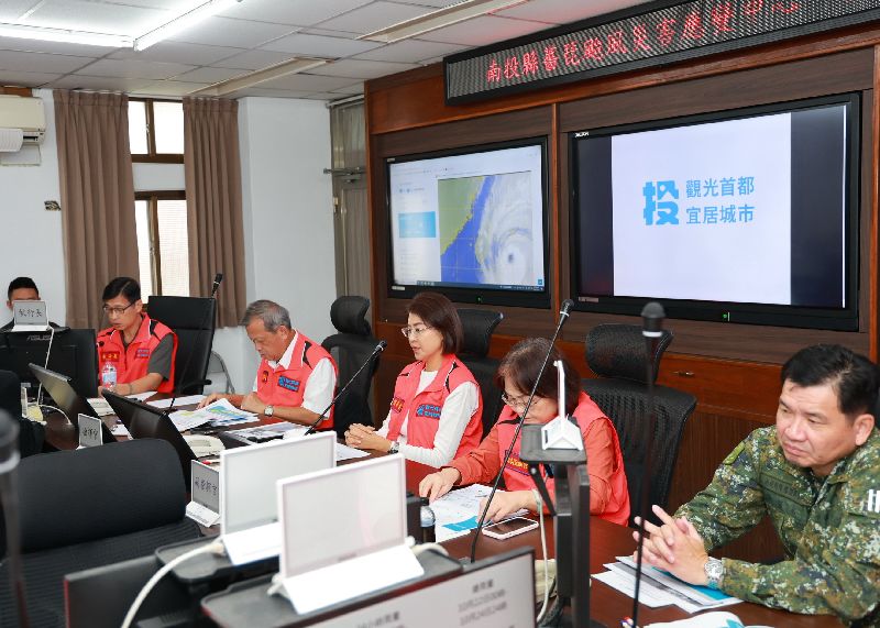 南投縣薔琵颱風災害應變中心會議颱風薔琵靠近台灣,南投縣政府22日下午成立一級災害應變中心,全面掌握颱風動態及各項防災整備情形,縣長許淑華(右3)23日前往災害應變中心聽取進駐單位簡報。(南投縣政府提供)中央社記者蕭博陽傳真 115年10月23日