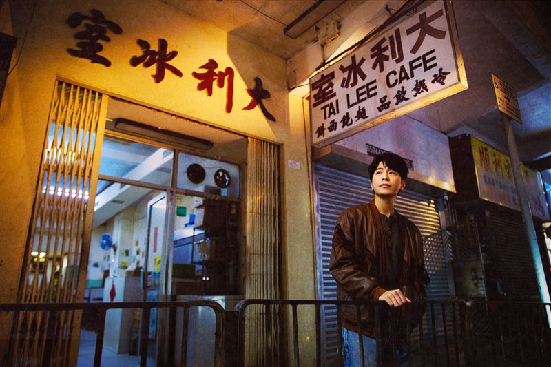 韋禮安在〈毫無代價唱我自己的歌〉MV中飾演茶餐廳小哥。(圖/索尼音樂提供)