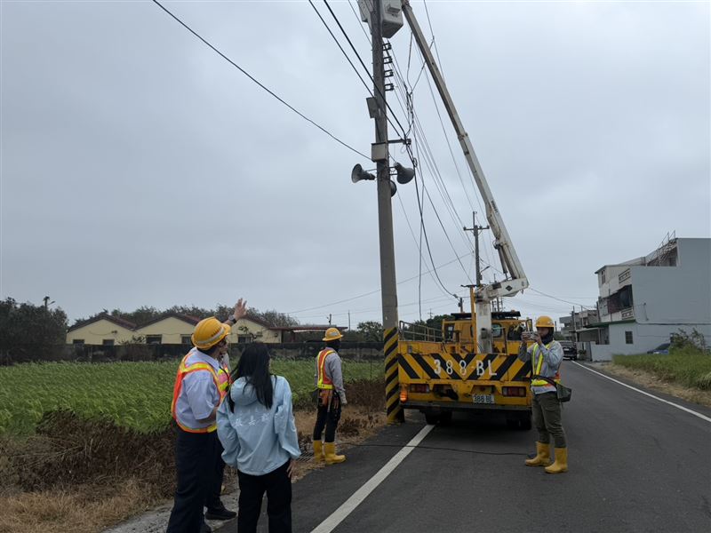 薔琵颱風襲台，雲林台西、麥寮、東勢等沿海地區發生局部停電，立委張嘉郡與台西鄉長李文來前往會勘。（圖／翻攝畫面）
