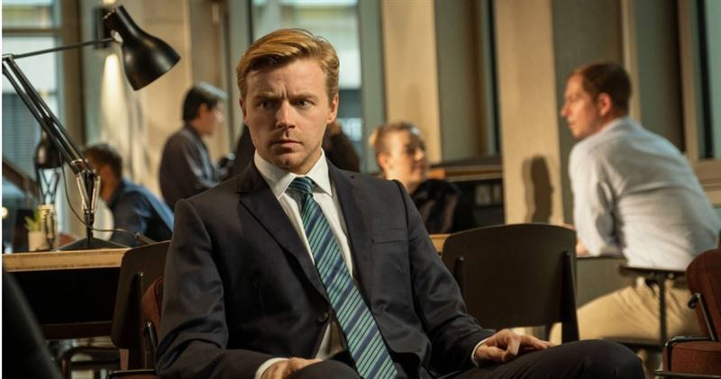 36歲傑克洛登於《外放特務組》演出力求翻身的魯蛇特務。（圖／Apple TV+ 提供）