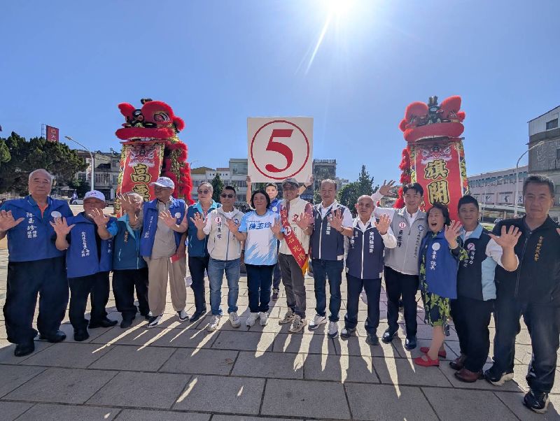 國民黨金門縣長參選人陳玉珍（前排左7）競選服務處23日成立，陳玉珍與陳氏宗親支持者及國民黨議員、鄉鎮代表等人合影
