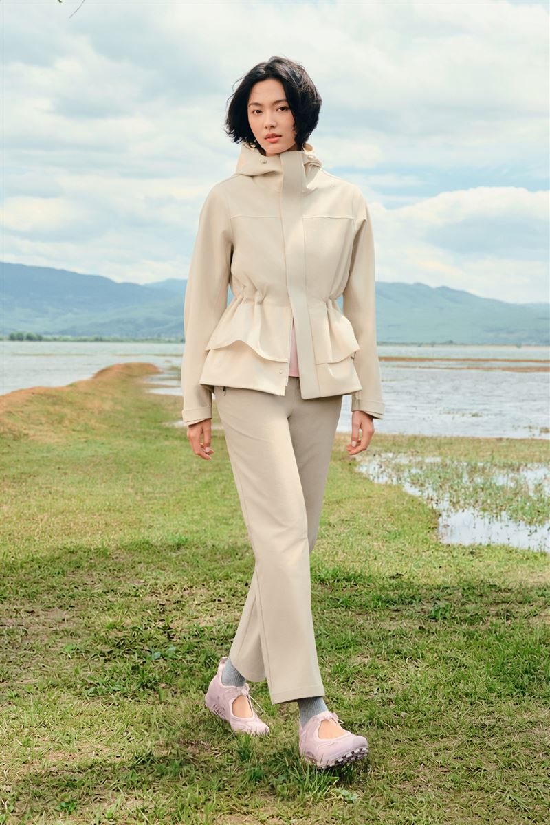 ECCO從輕量羽絨背心到結合時裝剪裁的裙裝與率性戶外工裝。(圖/品牌業者提供)