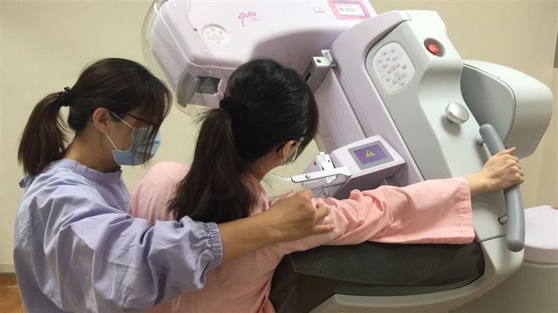 做乳房攝影恐「壓破假體」？醫曝抗壓極限
