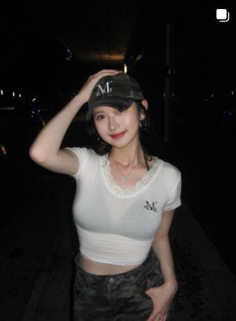 網紅「耳機妹」因被爆料與男星派翠克單獨約會而引發熱議。(圖/翻攝自IG)