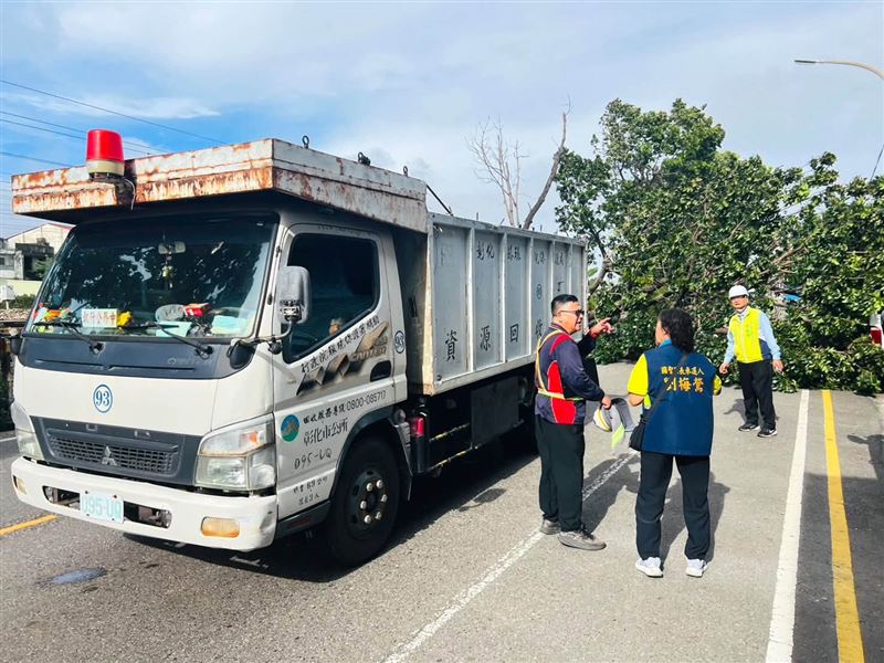 彰化市長趕赴現場關心,並指揮調派相關單位到場排除。(圖/彰化市公所提供)