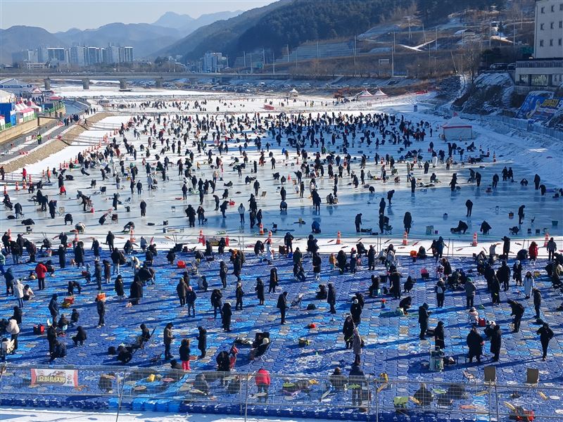 洪川江冬季節冰釣體驗。(圖/韓國觀光公社台北支社提供)