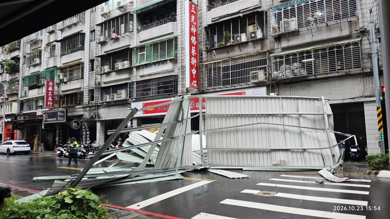新／板橋鐵皮屋頂遭吹落　路旁賓士遭砸中
