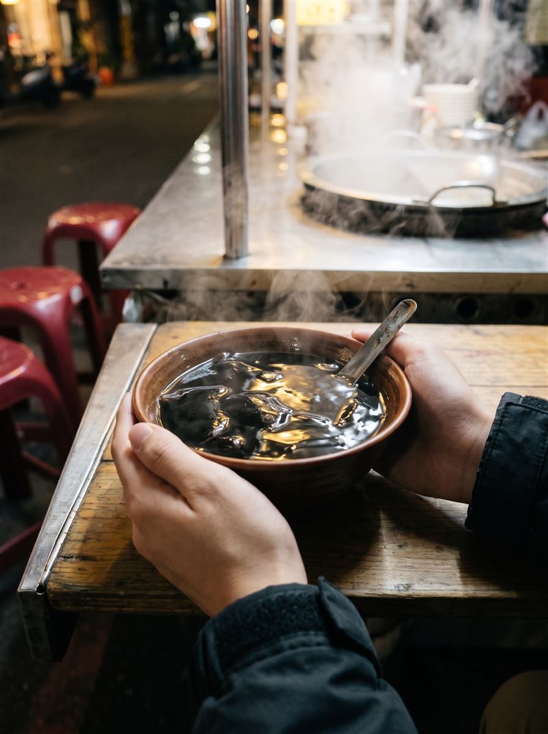 熱仙草富含多酚與多醣體,搭配澱粉食用有助延緩餐後血糖上升。(圖/AI生成)