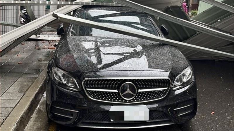 遭鐵皮砸中的賓士車。(圖/翻攝畫面)