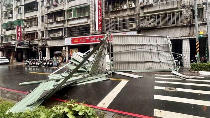 鐵皮屋遭強風吹落。(圖/翻攝畫面)