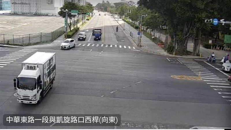 網友打開高雄即時影像,幾乎都是出大太陽,直言超諷刺。(圖/翻攝自即時影像監視器)