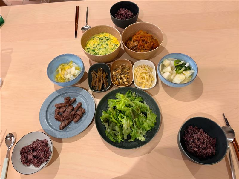 孫藝真在社群平台分享親自下廚準備的家常菜,沒想到一旁的白飯意外成為焦點。(圖/翻攝自IG @yejinhand)