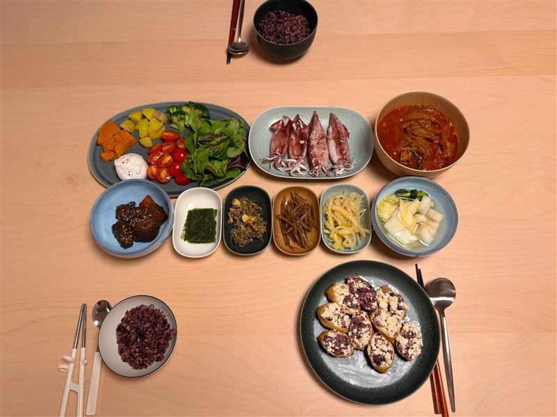 孫藝真在社群平台分享親自下廚準備的家常菜,沒想到一旁的白飯意外成為焦點。(圖/翻攝自IG @yejinhand)