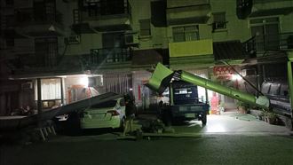 薔琵來襲　南彰化沿海樹倒、遮雨棚掉落