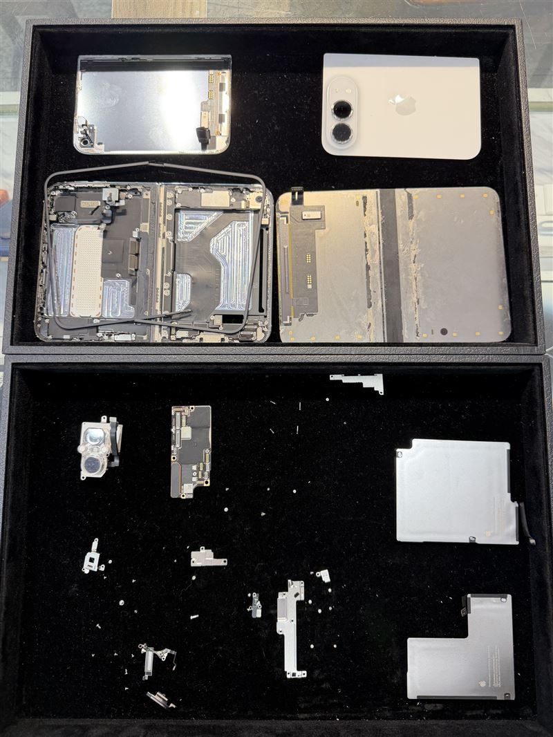 老爹手機維修挑戰iPhone Duo全台首拆 摺疊螢幕、雙電池「這處最難修」