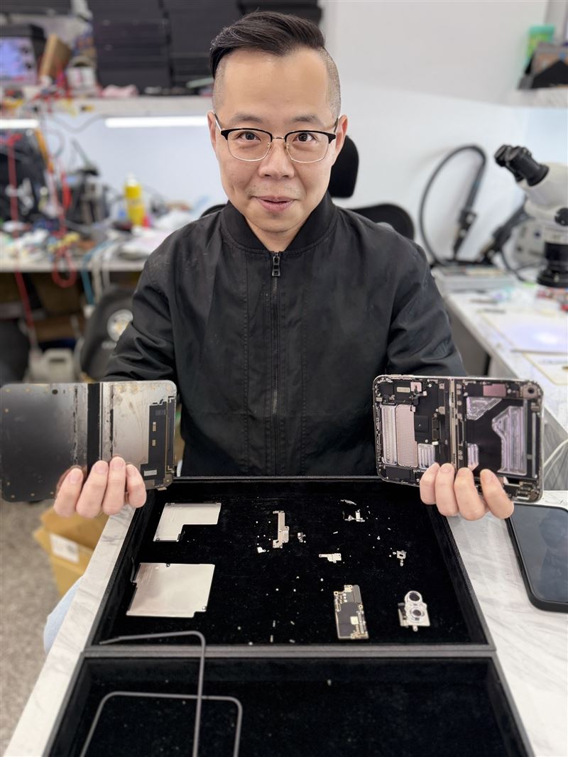 老爹手機維修挑戰iPhone Duo全台首拆 摺疊螢幕、雙電池「這處最難修」
