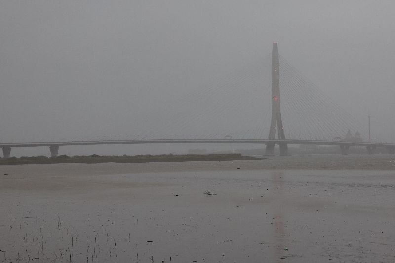 颱風來襲，考量淡江大橋（圖）位於淡水河出海口，受強風及瞬間陣風影響較大，新北市交通局自23日下午3時起實施預警性封閉，提醒往返淡水與八里的車輛改行關渡大橋