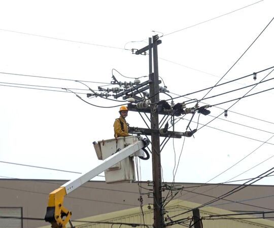 「薔琵」颱風逼近台灣,桃園市蘆竹區海山東街高壓線路跳脫,台電人員冒著風雨搶修。(圖/台電桃園營業處提供)