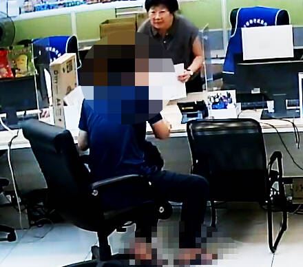 林姓男子（左）積欠24張交通罰單累積15萬多元，到士林分署一次繳清欠款。（圖／翻攝畫面）