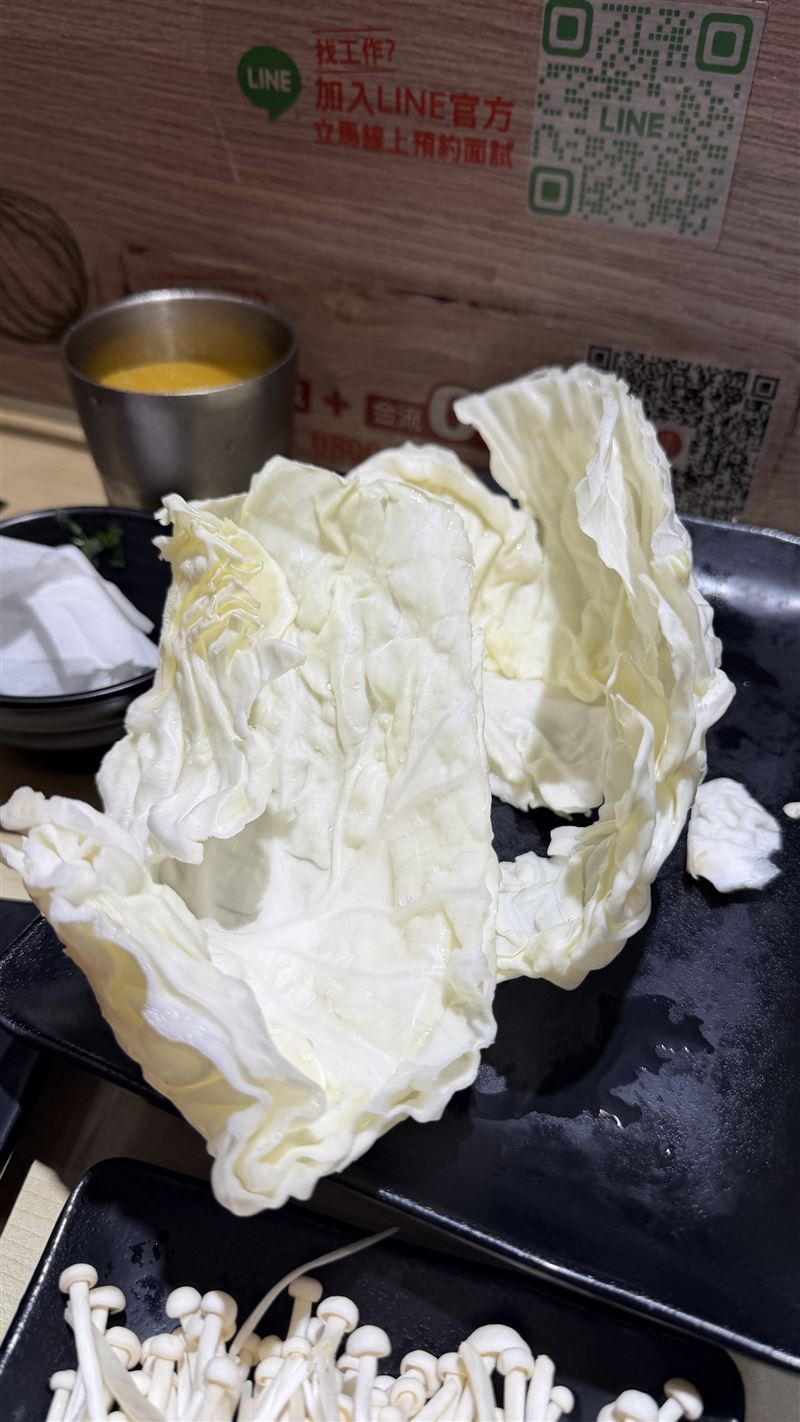 知名連鎖火鍋店加點一份30元的高麗菜僅有2片。（圖／翻攝自Threads @jasper_daily_fun2026）