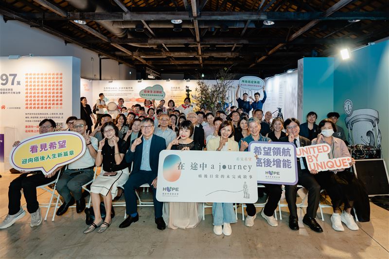 癌症希望基金會《在途中》高雄特展開幕｜癌症希望基金會25週年特展《在途中》移師高雄，邀集癌友、家屬、醫療專家及公益夥伴共同響應，呼籲社會看見癌症治療之外的生活挑戰，陪伴癌友持續前行。（圖／翻攝畫面）