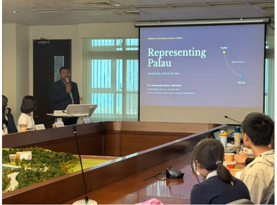 帛琉駐臺大使吳傑法造訪馬偕醫學大學，分享台帛27年邦誼，並揭露六國合作興建新醫院，及台美攜手改善當地飲水與環境衛生。（圖／馬偕醫學大學提供）