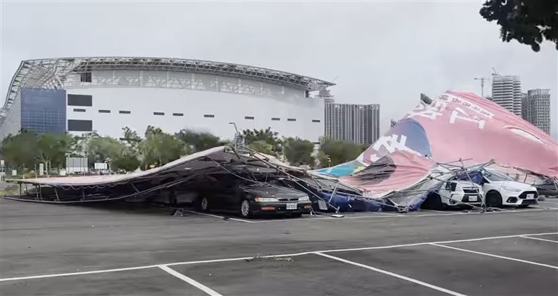 薔琵強風狂掃！江啟臣競選看板倒砸爆8車
