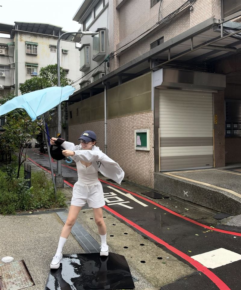 金娜妍雨傘被吹到開花。（圖／翻攝自Threads）