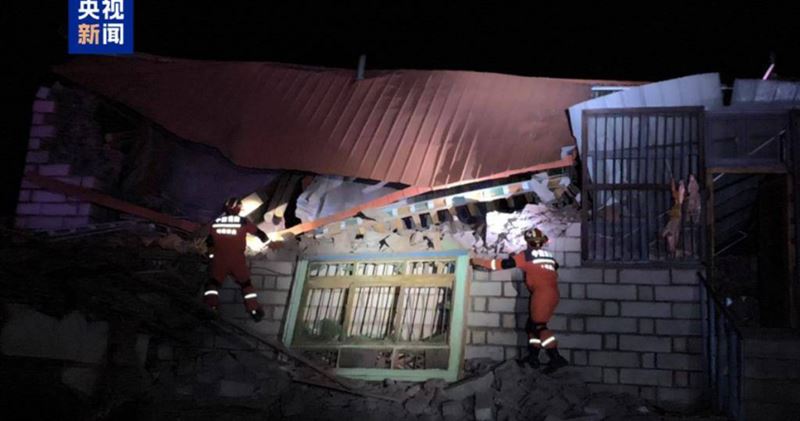西藏那曲市巴青縣22日晚間發生規模7.0強震，造成16人死亡，多戶房屋倒塌或受損，救援工作持續進行。（圖／大陸央視）