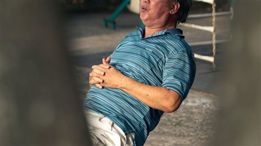 7旬翁信捐精賺百萬　狂買點數卡遭詐784萬